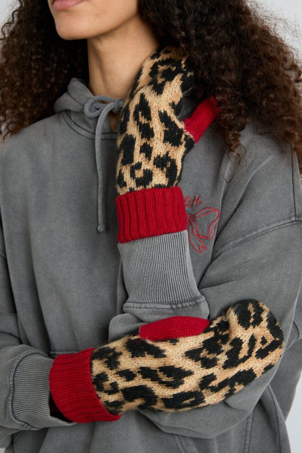 Damson Madder leopard mittens in fluffy yarn Sale | Women Gloves